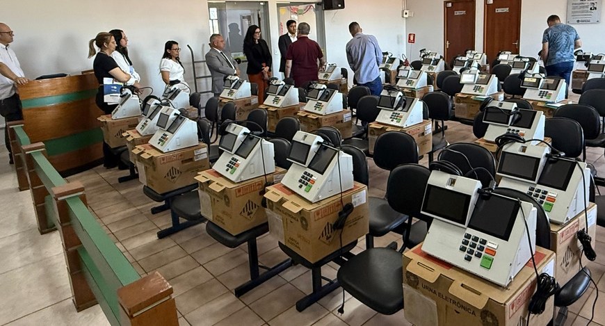 Procedimento garante a inserção dos dados oficiais nas urnas eletrônicas e reforça a transparênc...