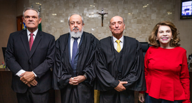 A imagem mostra quatro integrantes do Tribunal Regional Eleitoral de Goiás (TRE-GO) posicionados...