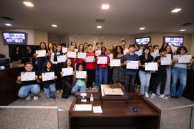 Estudantes eleitos pelo Programa Eleitor do Futuro são diplomados em solenidade no TRE-GO