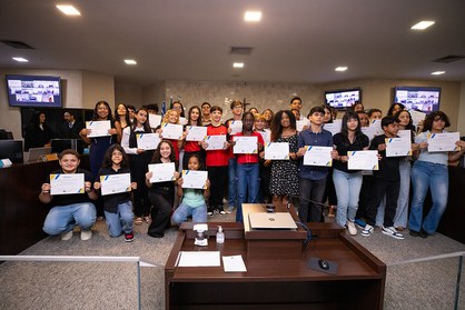 Estudantes eleitos pelo Programa Eleitor do Futuro são diplomados em solenidade no TRE-GO