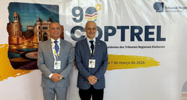 Da esquerda para a direita: o presidente do TRE-GO, Luiz Cláudio Veiga Braga, veste terno cinza ...