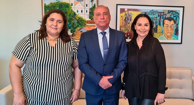 AGL promove lançamento de livro de autoria da médica Tatiana Guimarães