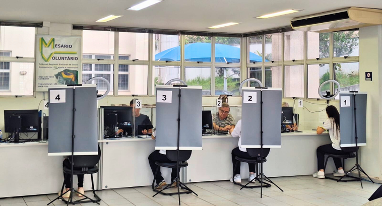 Anápolis: atendimento exclusivo para jovens de 16 a 18 anos começa nesta segunda-feira (2) A imagem mostra uma sala de atendimento ao público bem iluminada e com grandes janelas ao fundo....