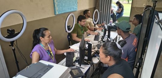 Servidores Graceane, Bruno e Cleiton atendem eleitores indígenas