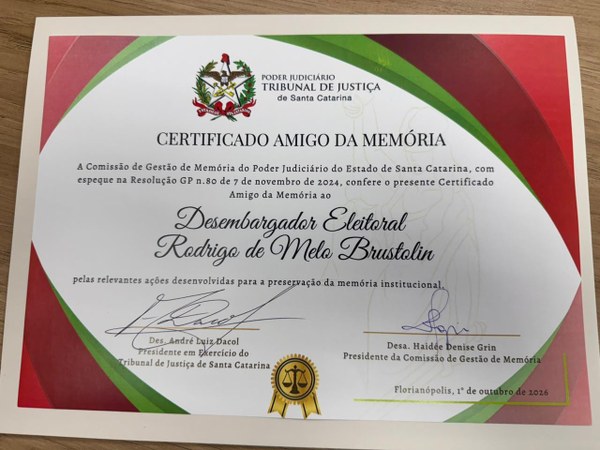 Brustolin recebe certificado “Amigo da Memória” do Judiciário de Santa Catarina