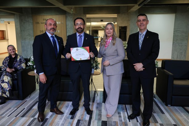 Brustolin recebe certificado “Amigo da Memória” do Judiciário de Santa Catarina