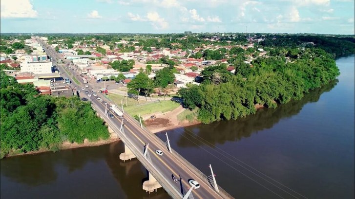 Cartório da 35ª Zona Eleitoral de Aragarças terá expediente suspenso nos dias 9 e 10 de março Vista aérea de uma pequena cidade atravessada por um rio largo. Uma ponte de concreto liga as du...
