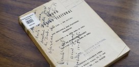 Fotografia de um livro, em que se lê “Novo Código Eleitoral”. Abaixo, há outras informações da o...