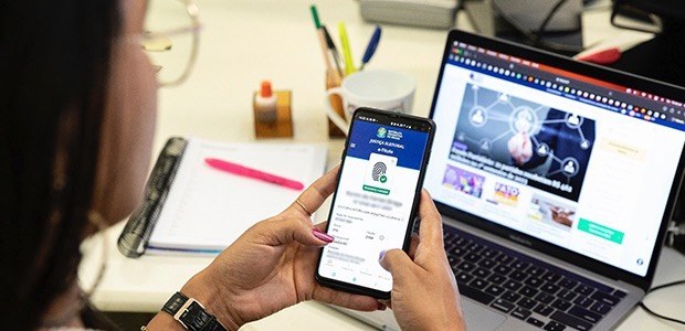 Comece o ano de 2024 com o título de eleitor na mão Solicitação para emissão do título é fácil e gratuita e pode ser feita pela internet. Confira o ...