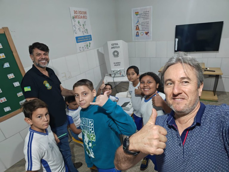 EJE-GO sedia eleições simuladas no Colégio Shalom em Anápolis (1) EJE-GO sedia eleições simuladas no Colégio Shalom em Anápolis (1)