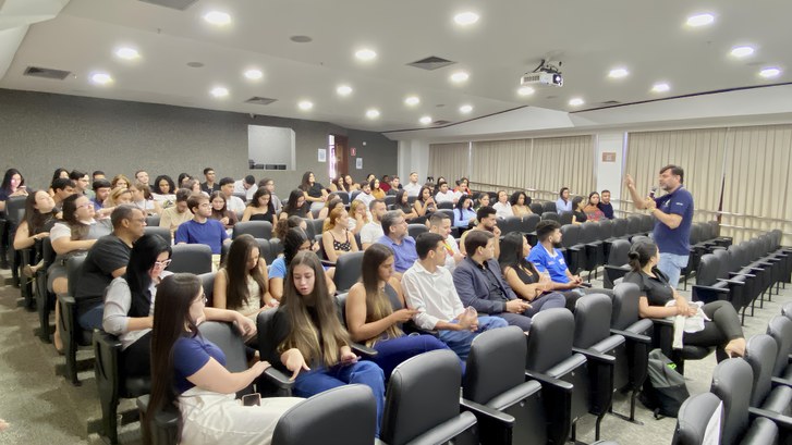 Estudantes da UFG e da UniGoiás participam de visita guiada ao TRE-GO