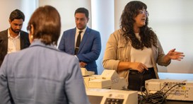 a imagem "Destaque TRE GO.jpg" mostra um grupo de quatro pessoas em uma reunião ou demonstração....