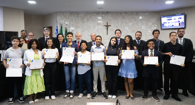 Estudantes do programa Eleitores do Futuro são diplomados