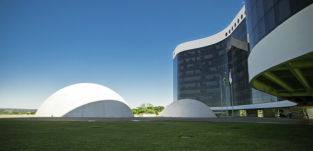 magem externa do prédio do Tribunal Superior Eleitoral, em Brasília, vista durante o dia. Em pri...