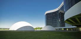 magem externa do prédio do Tribunal Superior Eleitoral, em Brasília, vista durante o dia. Em pri...