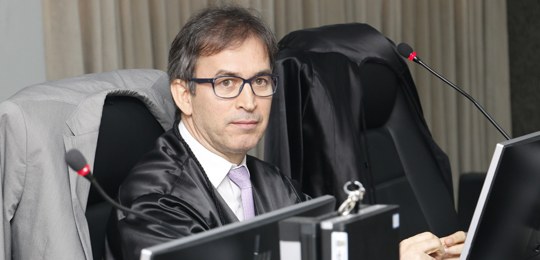 Juiz Rodrigo de Silveira é o novo presidente da Comissão Permanente de Segurança do TRE/GO Juiz Rodrigo de Silveira é o novo presidente da Comissão Permanente de Segurança do TRE/GO