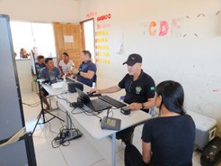 A imagem mostra uma sala simples e iluminada, onde uma equipe está realizando atendimentos em um...