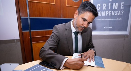 Márcio Moraes lança obra intitulada "O Crime Compensa?”