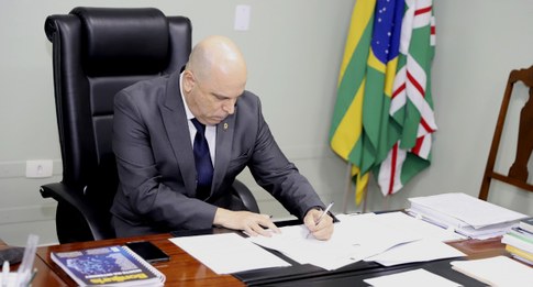 Presidente Leandro Crispim empossa Mark Yshida Brandão como Juiz-Membro do TRE/GO
