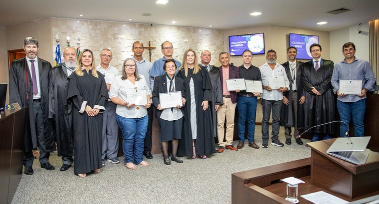 Mesárias e mesários são homenageados em sessão plenária TRE-GO homenageia mesários