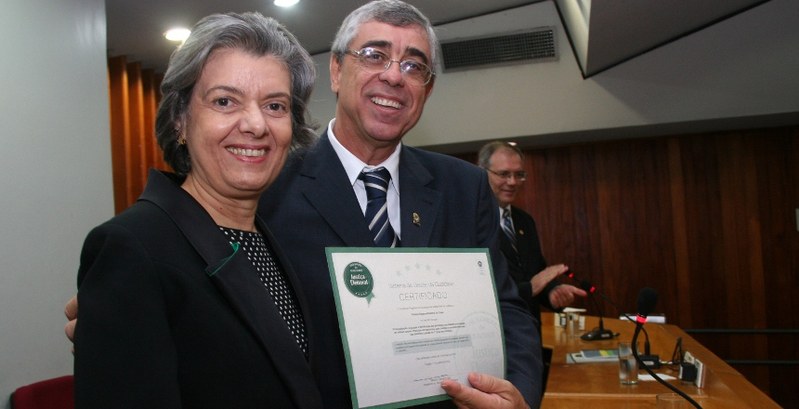 TRE-GO 01-06-2012 Ministra Carmén Lucia entrega selo de qualidade Entrega do Selo de Qualidade da Justiça Eleitoral ao TRE-GO, 01/06/2012, Goiânia, sede do Tribunal