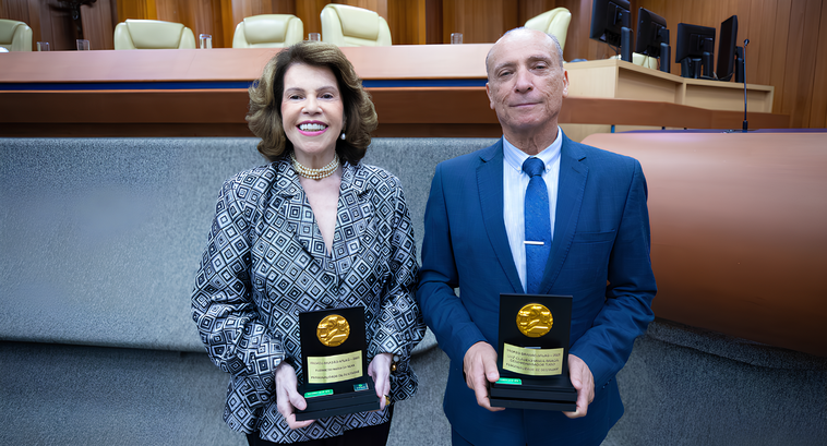 Presidente do TRE-GO e desembargadora Elizabeth Silva são homenageados com Troféu Brasão AFLAG Presidente do TRE-GO e desembargadora Elizabeth Silva são homenageados com Troféu Brasão AFLAG