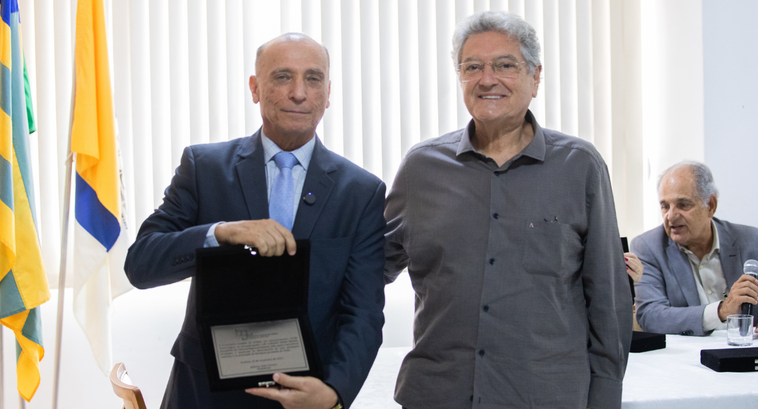 Presidente do TRE-GO é homenageado pela AGL
