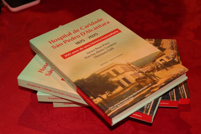 Presidente do TRE-GO prestigia lançamento do livro “Hospital São Pedro D’Alcântara” 