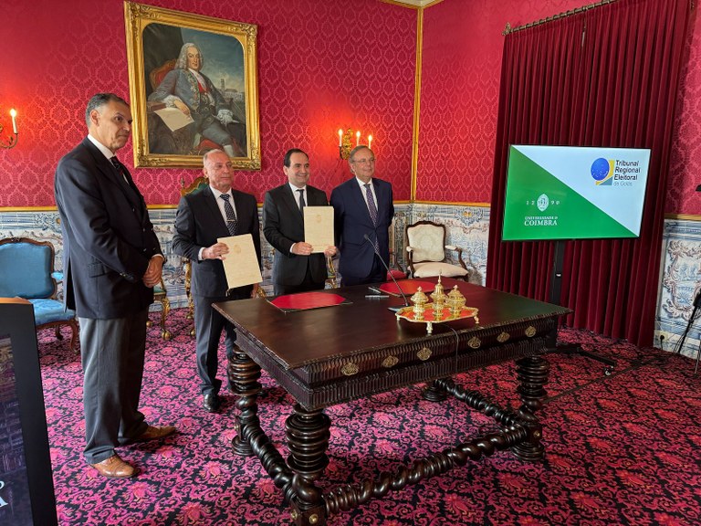 Presidente do TRE-GO profere palestra na Universidade de Coimbra e firma acordo de cooperação