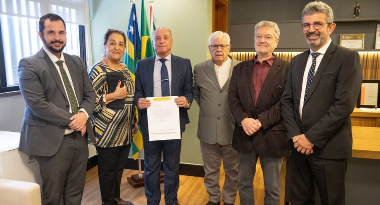 Presidente do TRE-GO recebe convite de egressos da UFG Presidente do TRE-GO recebe convite de egressos da UFG