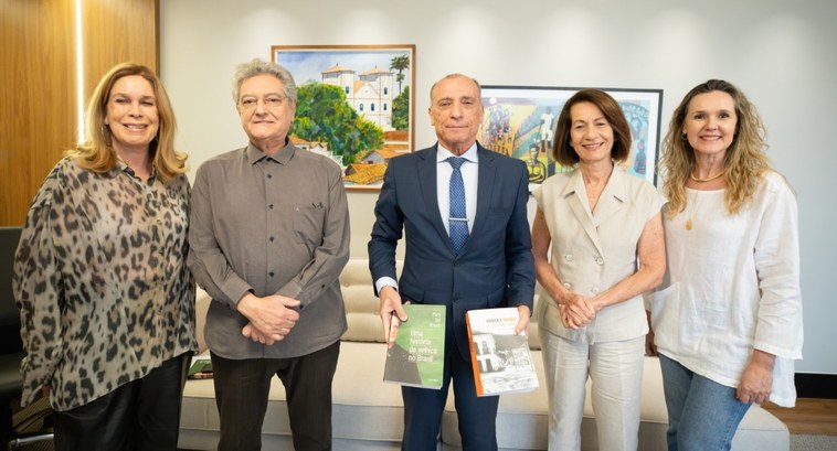 Presidente do TRE-GO recebe obras históricas de escritoras brasileiras Livros de Mary Del Priore e Lena Castello Branco unem memória, pesquisa e cultura