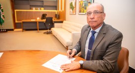 Pres. Veiga Braga no gabinete da presidência.