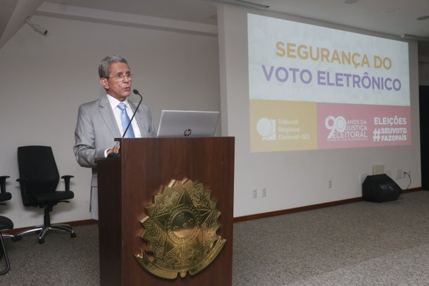 Presidente Itaney Campos discursa para forças de segurança pública