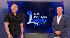     Pergunta respondida com sucesso

Dois homens estão em pé em um estúdio de televisão, posic...