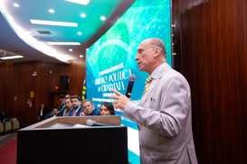 O Gemini disse

Um homem vestindo um terno cinza claro e uma gravata listrada amarela e azul, ...