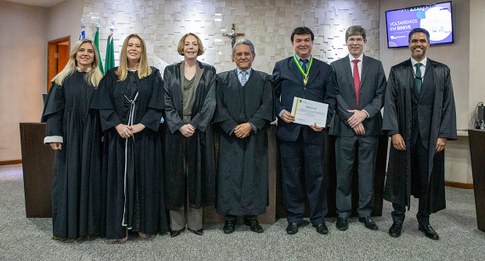 Procurador Célio Vieira recebe Comenda de Mérito Eleitoral