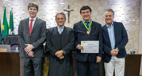 Procurador Célio Vieira recebe Comenda de Mérito Eleitoral 3