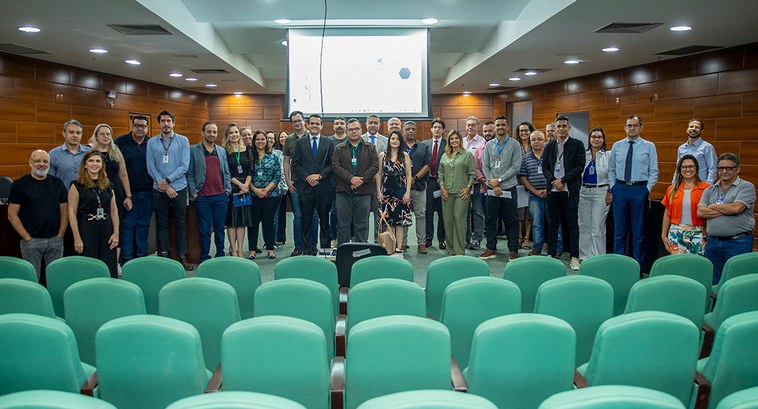 REUNIÃO COM AS EMISSORAS DE RÁDIO E TV REUNIÃO COM AS EMISSORAS DE RÁDIO E TV