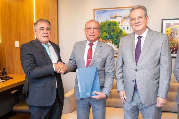 TCM entrega relação de contas irregulares