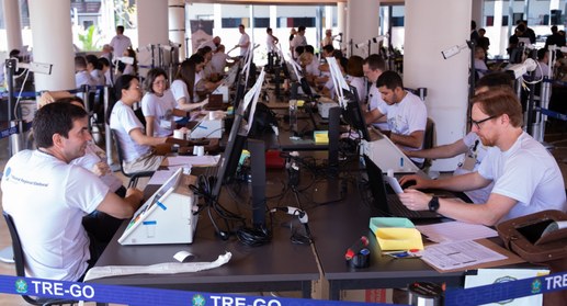 Fotografia mostra um ambiente de atendimento do Tribunal Regional Eleitoral de Goiás (TRE-GO), c...