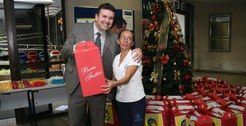 Diretor-Geral entrega cestas para funcionários terceirizados no Natal 2012