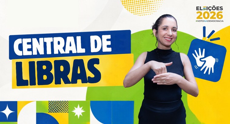 Uma mulher de blusa preta sem mangas aparece sorrindo e fazendo um gesto com as mãos em um fundo...