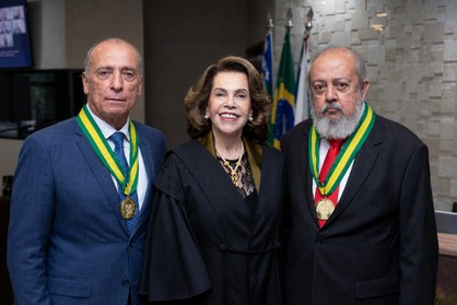 Desembargadores Luiz Cláudio Veiga Braga e Ivo Favaro receberam o Colar do Mérito Eleitoral Dese...