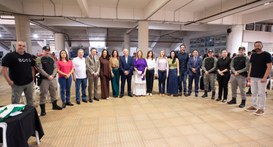 Fotografia em plano aberto registra um grande grupo de pessoas posicionadas lado a lado, formand...