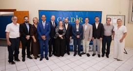 Uma fotografia em plano médio mostra um grupo de doze pessoas, sendo dez homens e duas mulheres,...