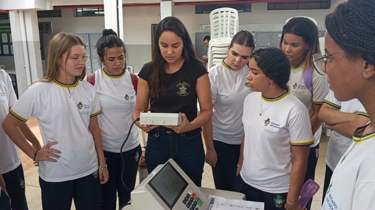 TRE-GO promove exposição sobre a segurança do sistema de votação eletrônica em escola de Jataí
