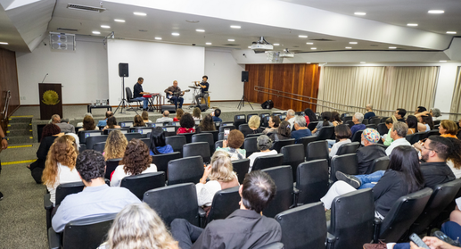 TRE-GO realiza 1º Sarau Cultural de 2026 com Fernando Perillo e exposição de Omar Souto