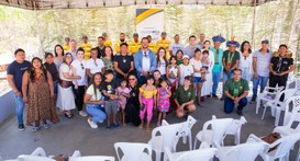 **Texto alternativo (Alt text):**
Fotografia em plano aberto sob uma estrutura de tenda com fun...
