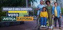 Banner em que se vê, ao fundo, uma fotografia tirada ao ar livre com quatro pessoas aparecendo d...