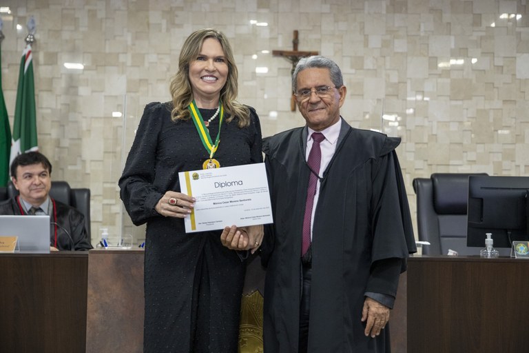 Desembargadores recebem comenda do mérito eleitoral 1
